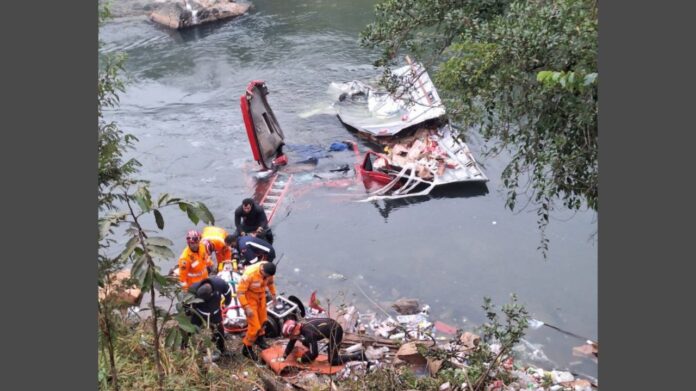 Mariana: caminhão cai no Rio Gualaxo; motorista fica preso com água até o pescoço  