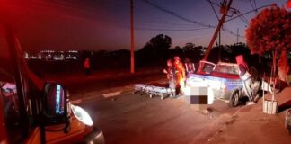 MG: caminhonete bate em poste e passageiro morre MG: caminhonete bate em poste e passageiro morre