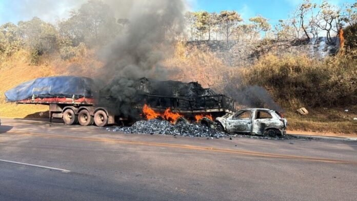 Carro e caminhão pegam fogo após acidente perto do Alphaville, na BR-040; FOTOS E VÍDEO