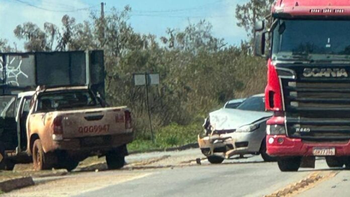 Entre Itabirito e Ouro Preto, BR-356: caminhonete e carro se envolvem em acidente no trevo do Maracujá