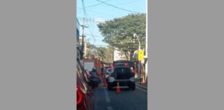 Itabirito: motociclista fica com fratura exposta após acidente perto do Santander Itabirito (Região Central de Minas) – Na tarde deste domingo (21/7), por volta das 14h50, um motociclista teve fratura exposta na perna esquerda após acidente envolvendo a moto que ele conduzia e um carro.