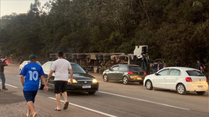 Ribeirão do Eixo, Itabirito, BR-040: acidente entre carreta e carro é flagrado por câmera