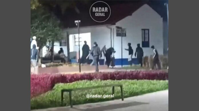 2 jovens são agredidos covardemente por grupo na Praça do Centenário, em Itabirito; VÍDEO