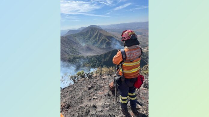 Serra da Moeda, em Itabirito: “Última linha de fogo debelada”, diz Corpo de Bombeiros