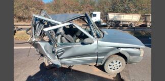 BR-040: jovem de 18 anos é levado de helicóptero para o João XXIII após grave acidente entre carreta e carro Nesta sexta (26/7), três pessoas ficaram feridas num acidente que envolveu um Fiat Uno e uma carreta, na BR-040, altura do bairro Eldorado Dois, em Sete Lagoas (MG).