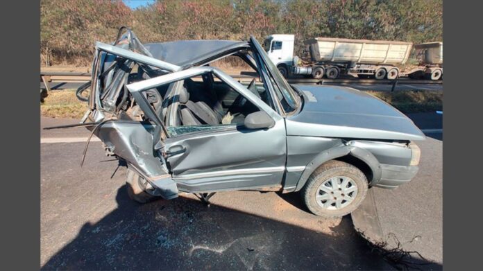 Nesta sexta (26/7), três pessoas ficaram feridas num acidente que envolveu um Fiat Uno e uma carreta, na BR-040, altura do bairro Eldorado Dois, em Sete Lagoas (MG).