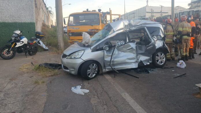 Caminhão prancha perde controle, atinge 2 carros e mata adolescente de 17 anos, no Anel Rodoviário