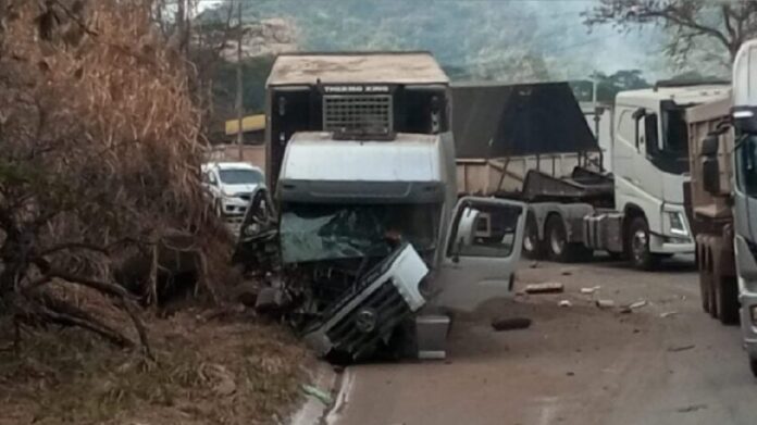 Motorista pula de caminhão-baú após veículo perder o controle e atingir barranco na BR-381