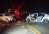 Colisão frontal entre carros deixa 5 feridos na MG-404 Colisão frontal entre carros deixa 5 feridos na MG-404