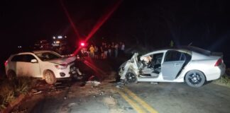 Colisão frontal entre carros deixa 5 feridos na MG-404 Colisão frontal entre carros deixa 5 feridos na MG-404