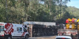 BR-381: carreta tomba e colide com caminhão-baú e uma caminhonete em São Gonçalo do Rio Abaixo