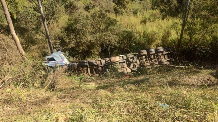 Itabirito, Ribeirão do Eixo: carreta tomba em barranco e deixa duas pessoas feridas na BR-040