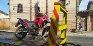 Motociclista é pego com moto clonada e acaba preso pela PM em Ouro Preto Motociclista é pego com moto clonada e acaba preso pela PM em Ouro Preto
