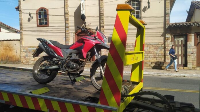 Motociclista é pego com moto clonada e acaba preso pela PM em Ouro Preto