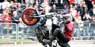 “Dar grau” em moto vira esporte em Mariana "Dar grau" em moto vira esporte em Mariana