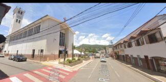 No Centro de Itabirito e de dia, sujeito passa a mão em mulher e foge após levar uns socos da vítima No Centro de Itabirito e de dia, sujeito passa a mão em mulher e foge após levar uns socos da vítima