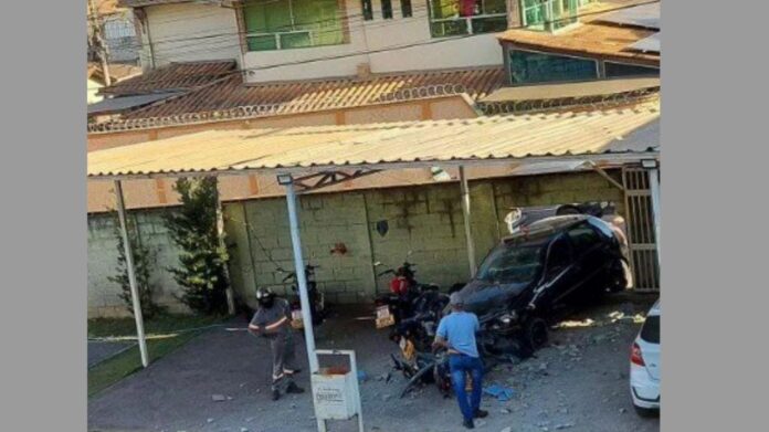 Carro quebra muro e invade motopista de autoescola em Itabirito