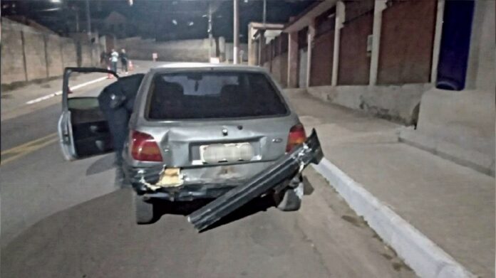 Durante Julifest, em Itabirito, jovem inabilitado conduz carro sem freio, que acaba batendo de ré