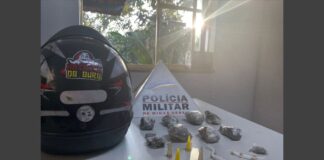 Itabirito: em fuga a pé, traficante do Padre Adelmo deixa cair capacete com crack, cocaína e maconha Itabirito: em fuga a pé, traficante do Padre Adelmo deixa cair capacete com crack, cocaína e maconha