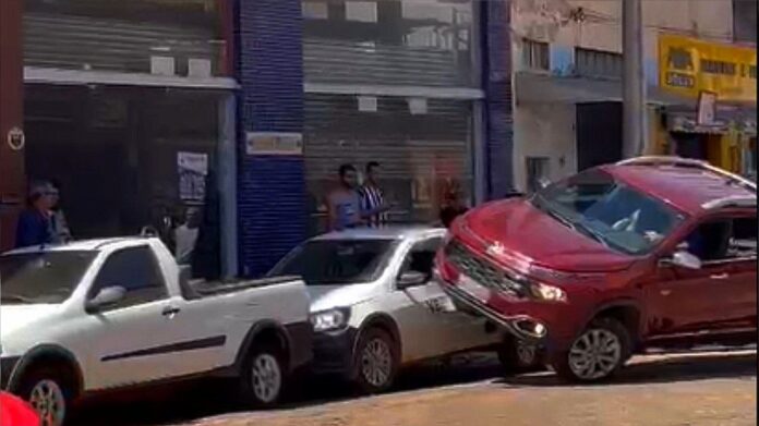 Itabirito: condutor de caminhonete que bateu em veículos estacionados é idoso que teve mal súbito