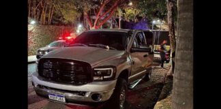 Dono de padaria morre prensado entre porta de caminhonete e árvore, em BH Dono de padaria morre prensado entre porta de caminhonete e árvore, em BH