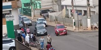 Condutora não respeita placa de “Pare” e provoca acidente no Centro de Itabirito Itabirito: condutora não respeita placa de “pare” e acerta carro que vinha na via preferencial