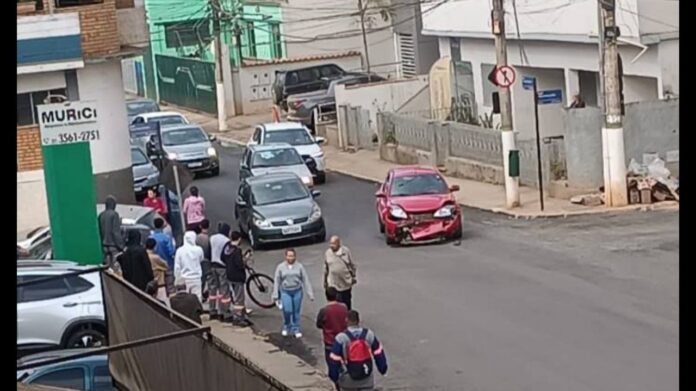 Itabirito: condutora não respeita placa de “pare” e acerta carro que vinha na via preferencial