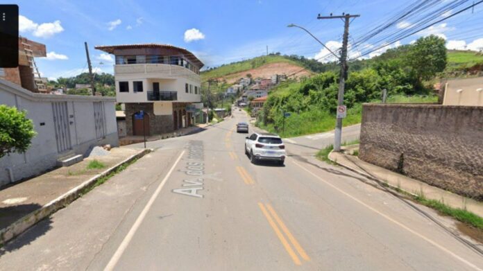 Moto e caminhonete se envolvem em acidente na Avenida dos Inconfidentes, em Itabirito