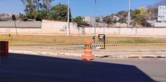 Lixeira perto do Epa Supermercados é isolada por causa de abelhas que estão dentro dela Lixeira perto do Epa Supermercados é isolada por causa de abelhas que estão dentro dela