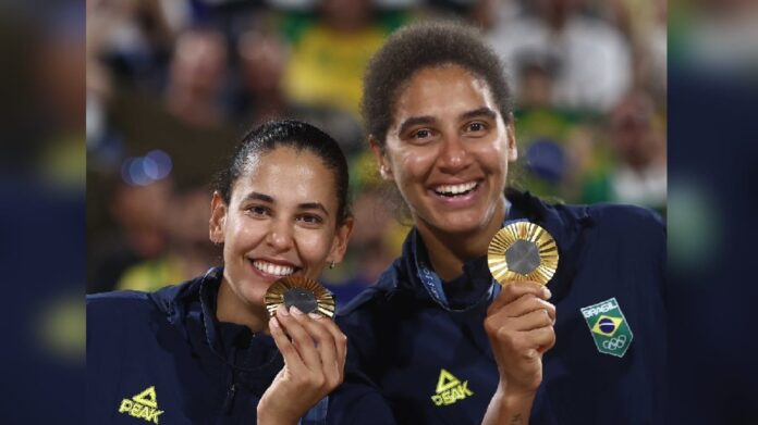 Olimpíadas 2024: dupla Duda e Ana Patrícia vencem canadenses e conquistam o ouro no vôlei de praia