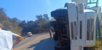 Itabirito, Serra da Santa: motorista fica ferido após carreta tombar na BR-356 Itabirito, Serra da Santa: motorista fica ferido após carreta tombar na BR-356