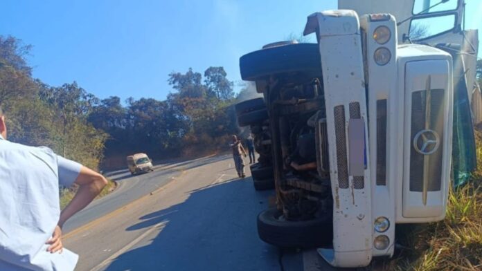 Itabirito, Serra da Santa: motorista fica ferido após carreta tombar na BR-356