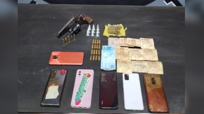 PM prende traficante e apreende arma, carro, cocaína e maconha em Mariana