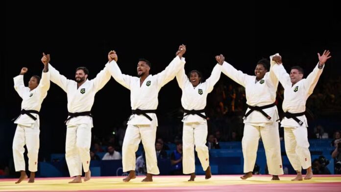 Olimíadas 2024: equipe brasileira de judô vence a Itália na disputa pelo bronze