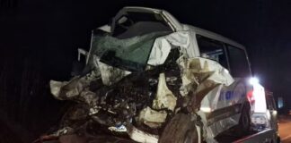 1 morto e 3 feridos em colisão entre micro-ônibus e caminhão na MG-431 Passageiro morre e outros 3 ficam feridos após colisão entre caminhão e micro-ônibus na MG-431