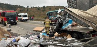 BR-116: choque entre ônibus e caminhão deixa 2 motoristas mortos; uma das vítimas foi arremessada Batida entre ônibus e caminhão arremessa motorista e deixa outro preso às ferragens na BR-116