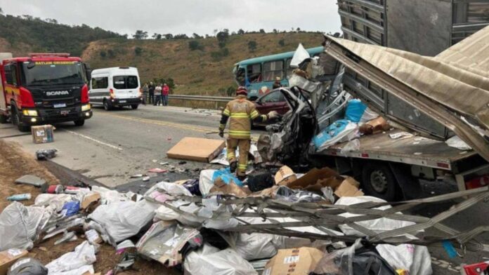 Batida entre ônibus e caminhão arremessa motorista e deixa outro preso às ferragens na BR-116