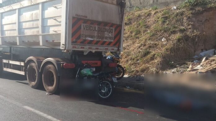 Motociclista morre e garupa fica ferida após colisão entre moto e carreta no Anel Rodoviário de BH