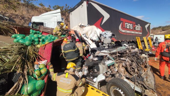 Acidente entre caminhão, carreta e van deixa 5 mortos e 10 feridos na BR-251