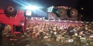 Acidente envolvendo 3 veículos deixa motorista em estado grave e caminhão virado na BR-262 Acidente envolvendo 3 veículos, deixa motorista em estado grave e caminhão virado na BR-262