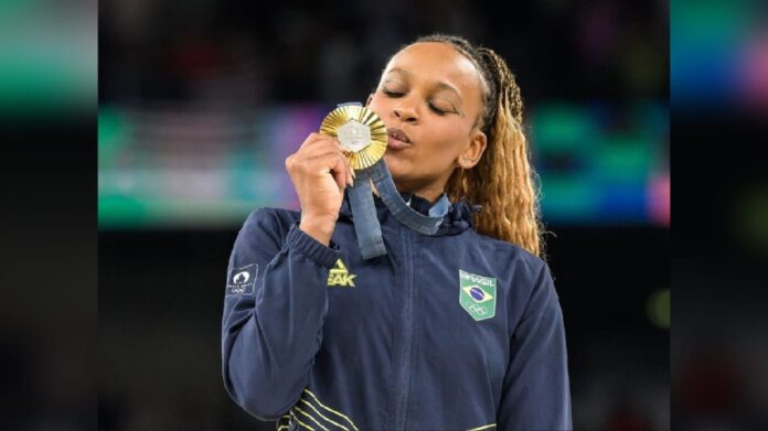 Rebeca Andrade conquista ouro no solo e se torna a maior medalhista olímpica do Brasil na história