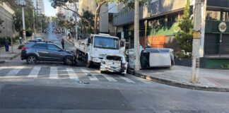 Caminhão perde freio e acerta 4 veículos, em BH Caminhão perde freio e acerta 4 veículos, em BH