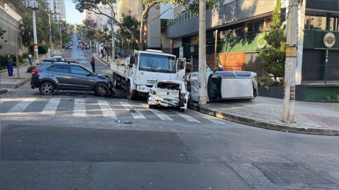 Caminhão perde freio e acerta 4 veículos, em BH