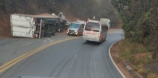 Itabirito, BR-356, 3º acidente na Serra da Santa em 24h: carreta baú bate em veículo acidentado Itabirito, BR-356, 3º acidente na Serra da Santa em 24h: caminhão-baú bate em veículo acidentado