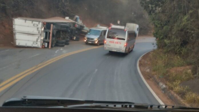 Itabirito, BR-356, 3º acidente na Serra da Santa em 24h: caminhão-baú bate em veículo acidentado