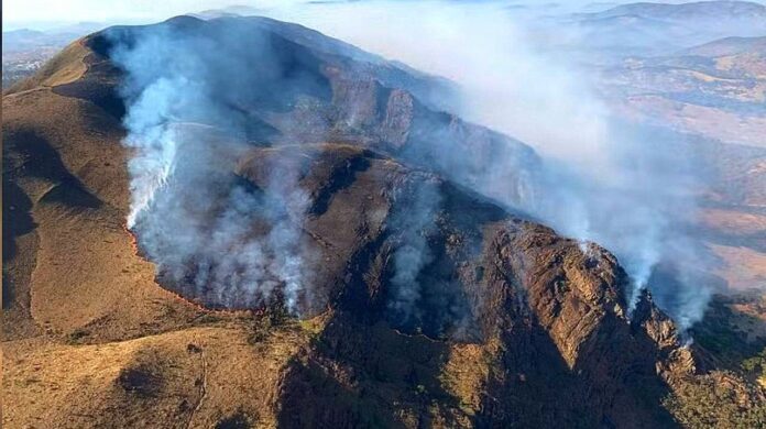 Entre Itabirito e Moeda: 2º dia de combate a incêndio que pode avançar para área urbana