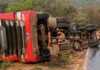 Itabirito, Serra da Santa: motorista perde controle de carreta com leite do Ita e veículo tomba na BR-356 Itabirito, Serra da Santa: motorista perde controle de carreta com leite do Ita e veículo tomba na BR-356