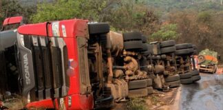 Itabirito, Serra da Santa: motorista perde controle de carreta com leite do Ita e veículo tomba na BR-356 Itabirito, Serra da Santa: motorista perde controle de carreta com leite do Ita e veículo tomba na BR-356