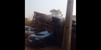 MG: motorista perde o controle de caminhão ao passar por quebra-molas, cai de rodovia e atinge 2 carros MG: motorista perde o controle de caminhão ao passar por quebra-molas, cai de rodovia e atinge 2 carros