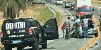 Jovem sofre parada cardiorrespiratória e morre após colisão entre carro e caminhão na MG-050 Homem sofre parada cardiorrespiratória e morre após colisão entre carro e caminhão na MG-050